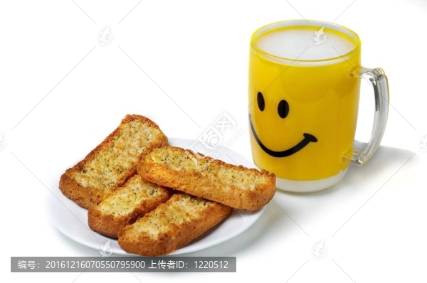 牛奶與餅干黃色的杯子。