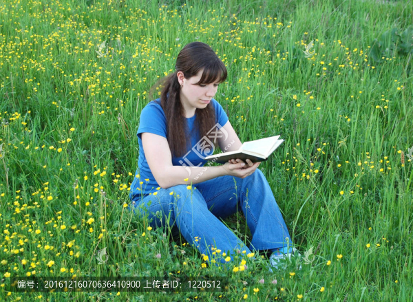 在草地上讀書(shū)的女孩