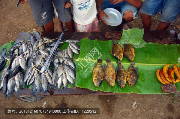 市場上的魚和香蕉