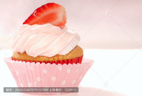 隨著草莓結霜和strawberriy,Vanilla,cupcake