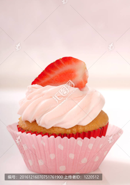 隨著草莓糖霜和草莓Vanilla,cupcake