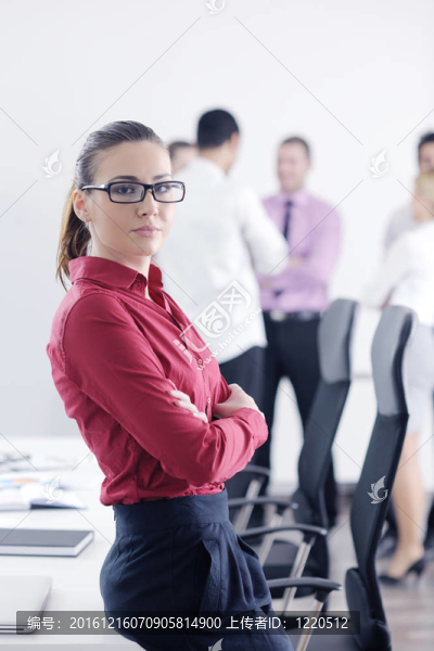 商界婦女與她的工作人員在后臺(tái)