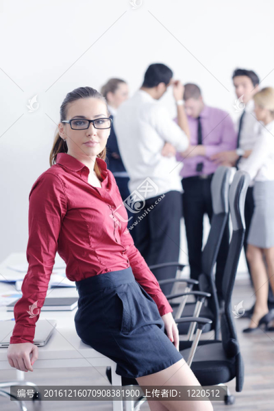 商界婦女與她的工作人員在后臺
