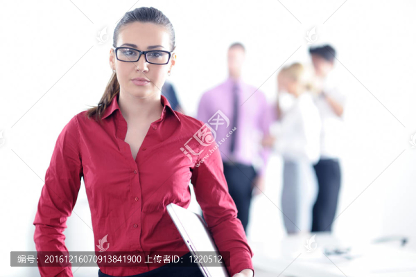 商界婦女與她的工作人員在后臺(tái)