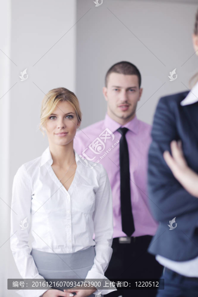 商界婦女與她的工作人員在后臺(tái)