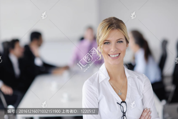 商界婦女與她的工作人員在后臺(tái)