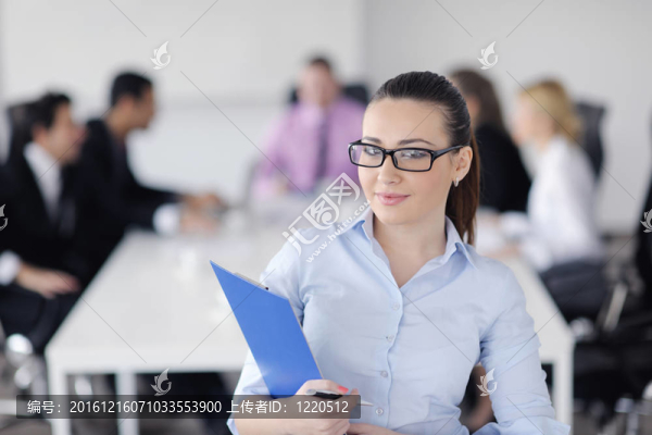 商界婦女與她的工作人員在后臺