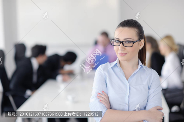 商界婦女與她的工作人員在后臺(tái)
