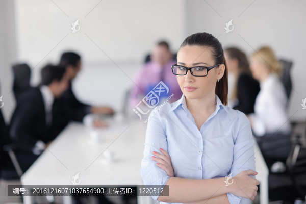商界婦女與她的工作人員在后臺