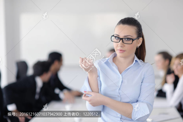 商界婦女與她的工作人員在后臺