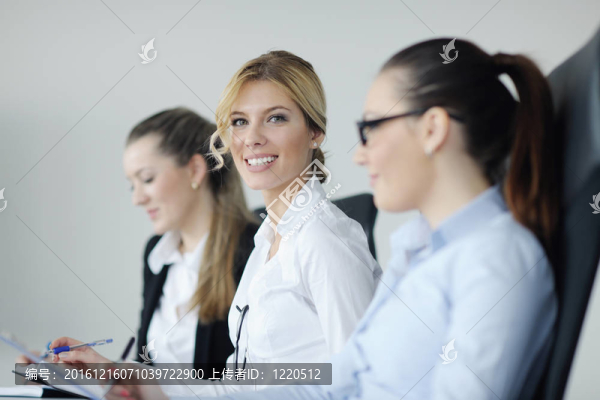 商界婦女與她的工作人員在后臺(tái)