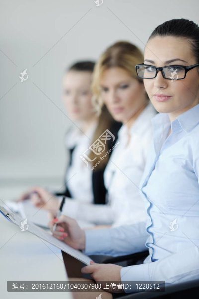 商界婦女與她的工作人員在后臺(tái)