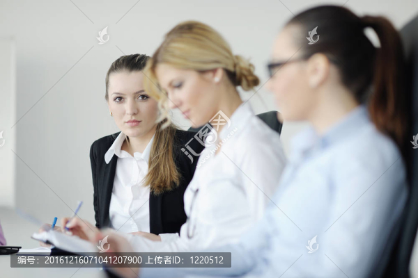 商界婦女與她的工作人員在后臺