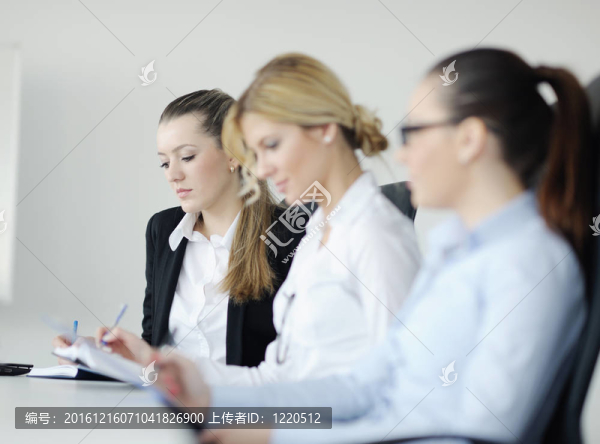 商界婦女與她的工作人員在后臺(tái)