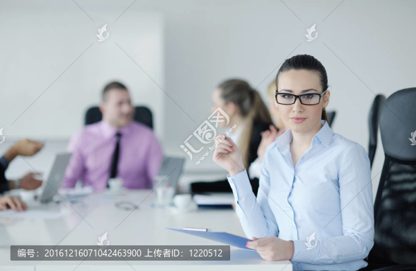 商界婦女與她的工作人員在后臺(tái)