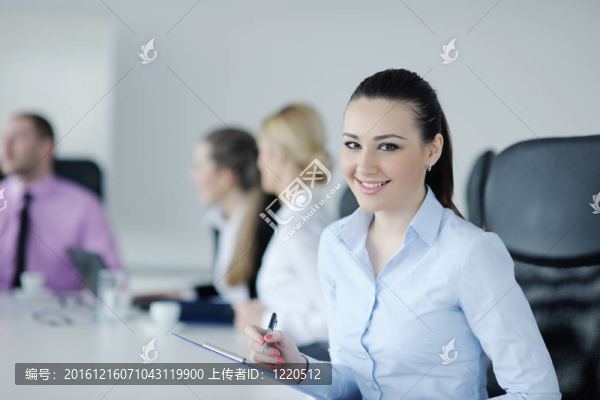 商界婦女與她的工作人員在后臺(tái)