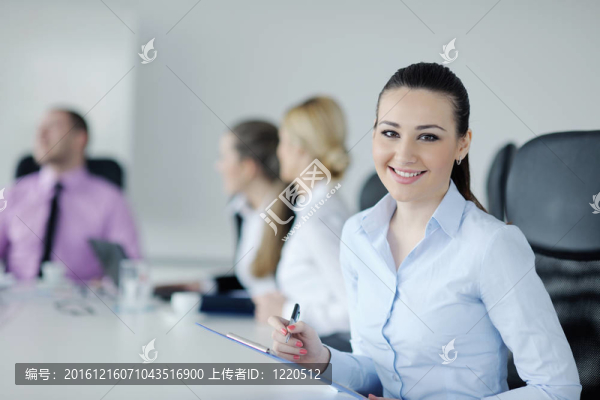 商界婦女與她的工作人員在后臺(tái)