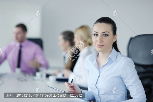 商界婦女與她的工作人員在后臺(tái)