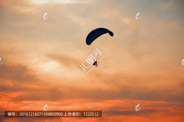 滑翔傘的天空上自由的感覺