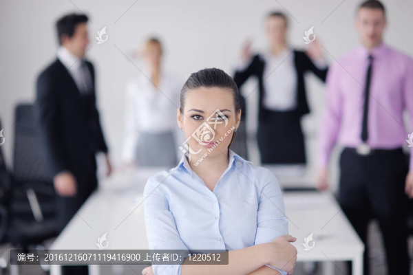商界婦女與她的工作人員在后臺(tái)