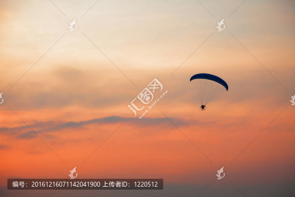 滑翔傘的天空上自由的感覺(jué)