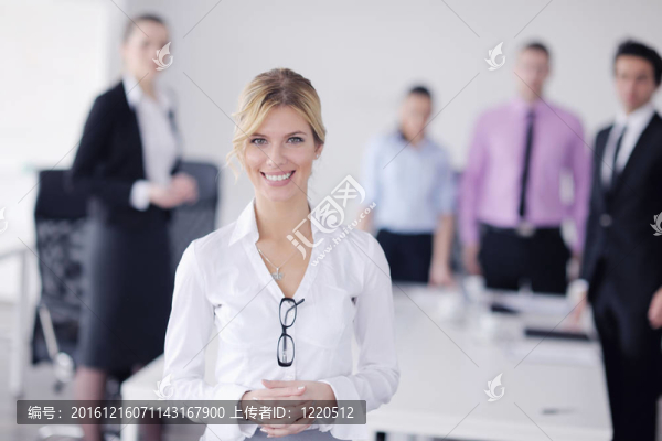 商界婦女與她的工作人員在后臺