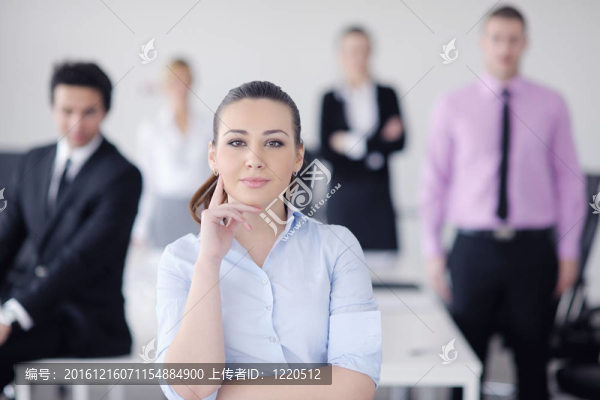 商界婦女與她的工作人員在后臺