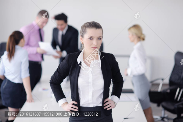 商界婦女與她的工作人員在后臺(tái)