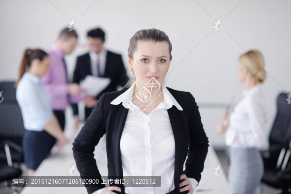 商界婦女與她的工作人員在后臺(tái)