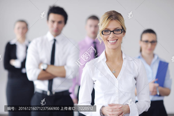 商界婦女與她的工作人員在后臺(tái)