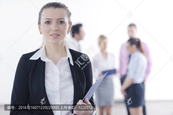 商界婦女與她的工作人員在后臺(tái)