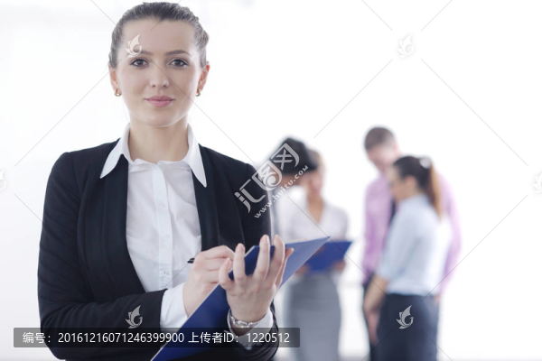 商界婦女與她的工作人員在后臺(tái)