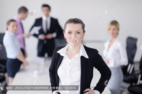 商界婦女與她的工作人員在后臺(tái)