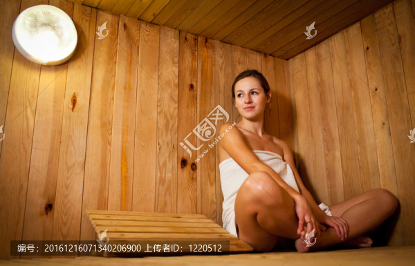 在桑拿浴中放松的年輕女子