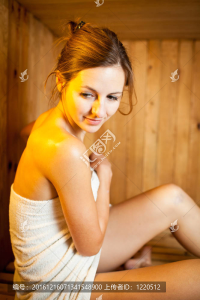 在桑拿浴中放松的年輕女子