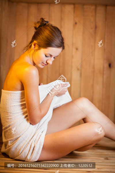 在桑拿浴中放松的年輕女子