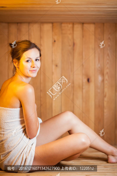 在桑拿浴中放松的年輕女子