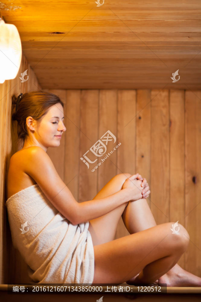 在桑拿浴中放松的年輕女子