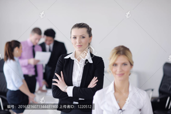 商界婦女與她的工作人員在后臺(tái)