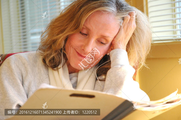 女輔導(dǎo)員。