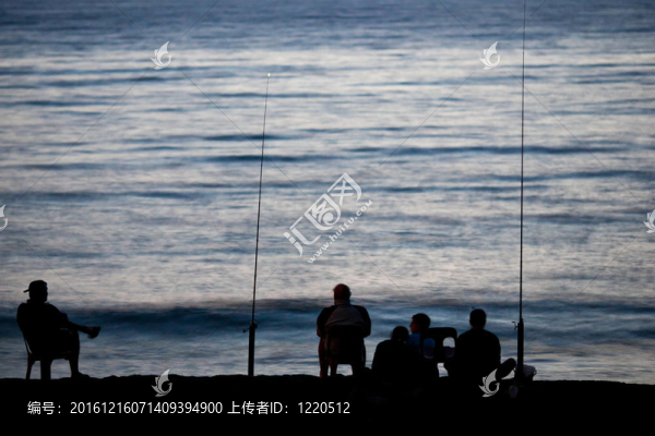 坐在海邊/海邊的漁夫