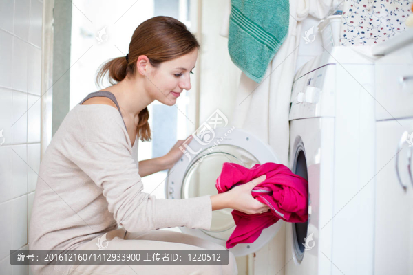 家務(wù)：年輕婦女洗衣服