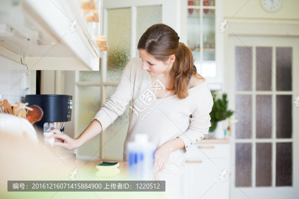 年輕婦女做家務(wù)；打掃廚房