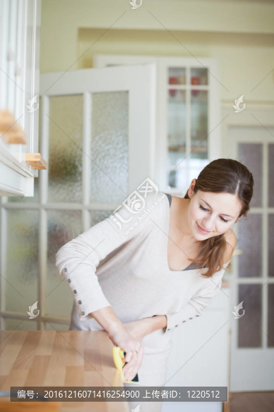 年輕婦女做家務(wù)；打掃廚房
