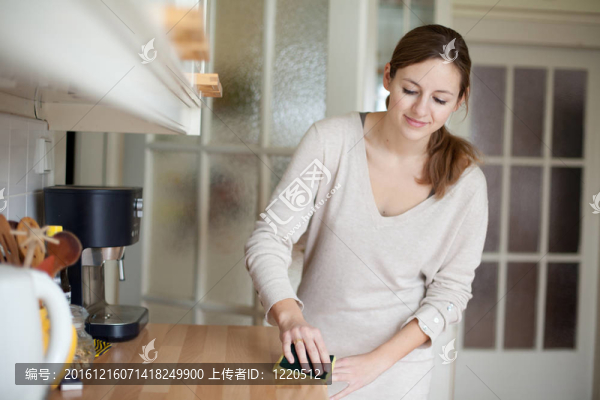年輕婦女做家務(wù)；打掃廚房