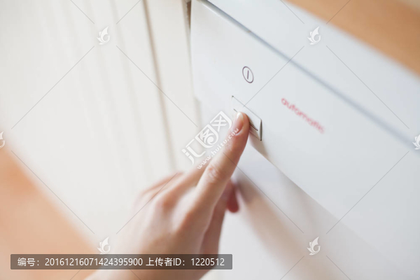 家務：年輕女人使用洗碗機