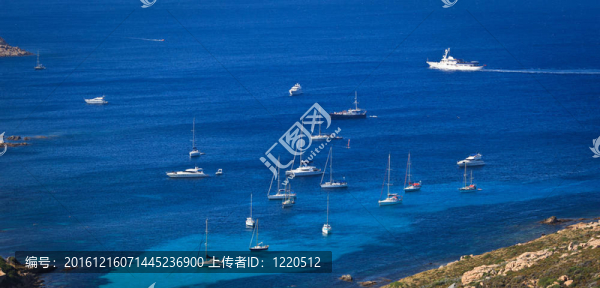 燦爛的科西嘉島海域的船只