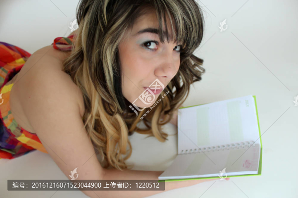 少女拿書