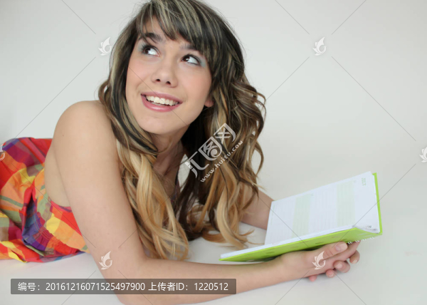 少女拿書