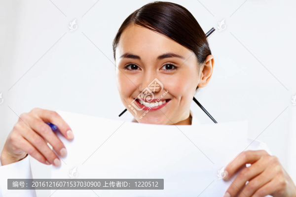 年輕婦女在辦公室上班